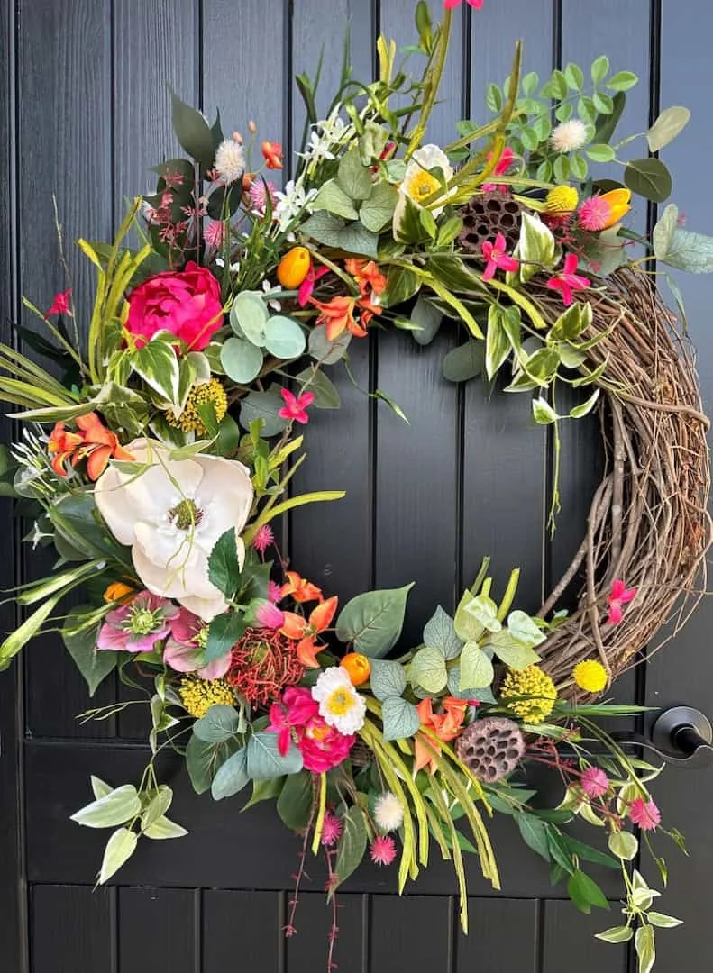 12. Decoración de puerta con vid