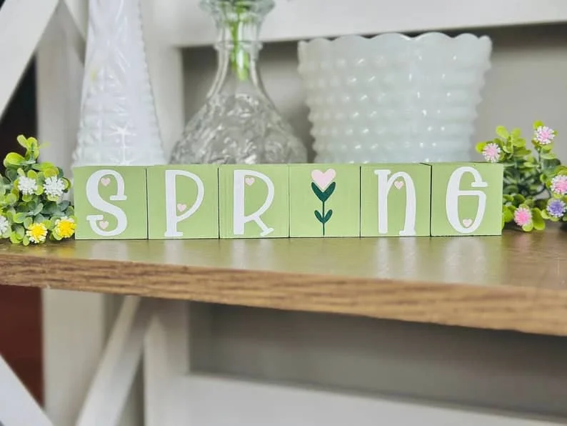 Tablilla con bloques de madera para la primavera