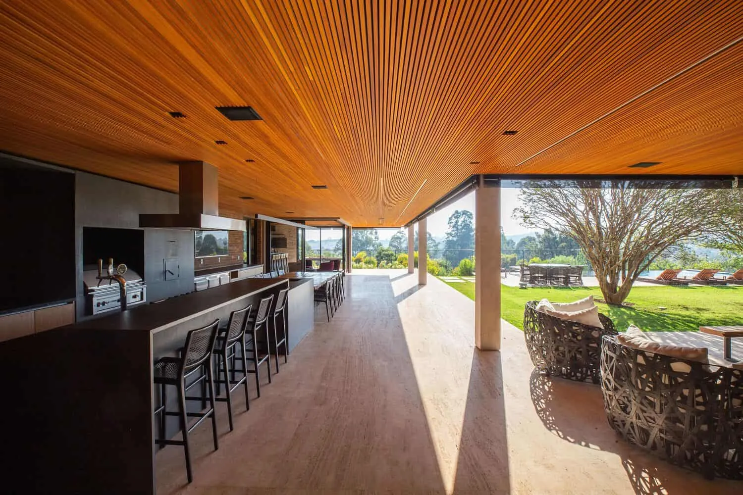 布朗宁斯之家由帕布洛·兰萨建筑事务所设计——开放式厨房与酒吧，伊图