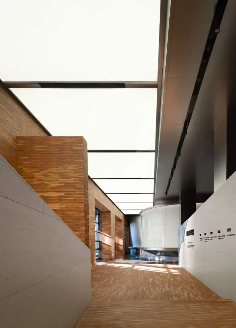 镜面墙与不锈钢元素构成的仪式性入口大厅