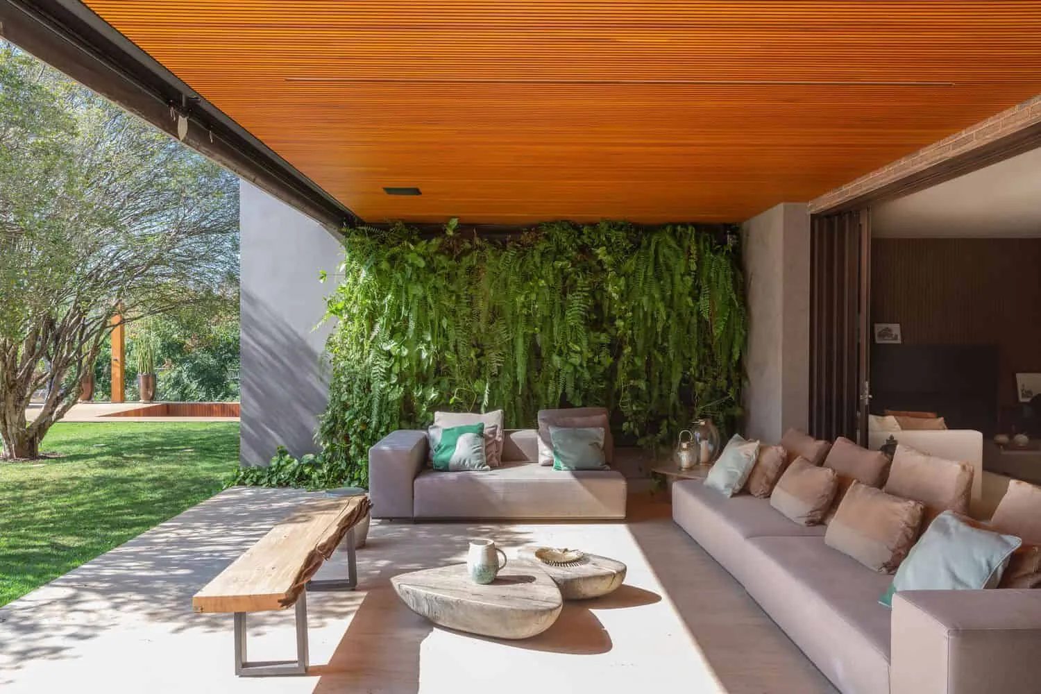 布朗宁斯之家由帕布洛·兰萨建筑事务所设计——绿色墙面户外休闲区，伊图