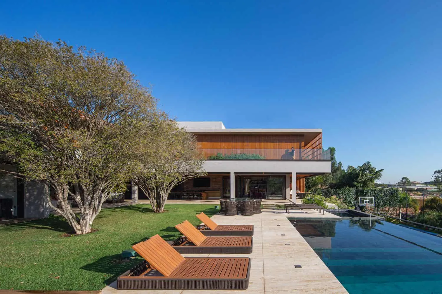 布朗宁斯之家由帕布洛·兰萨建筑事务所设计——游泳池露台与休闲区立面，伊图