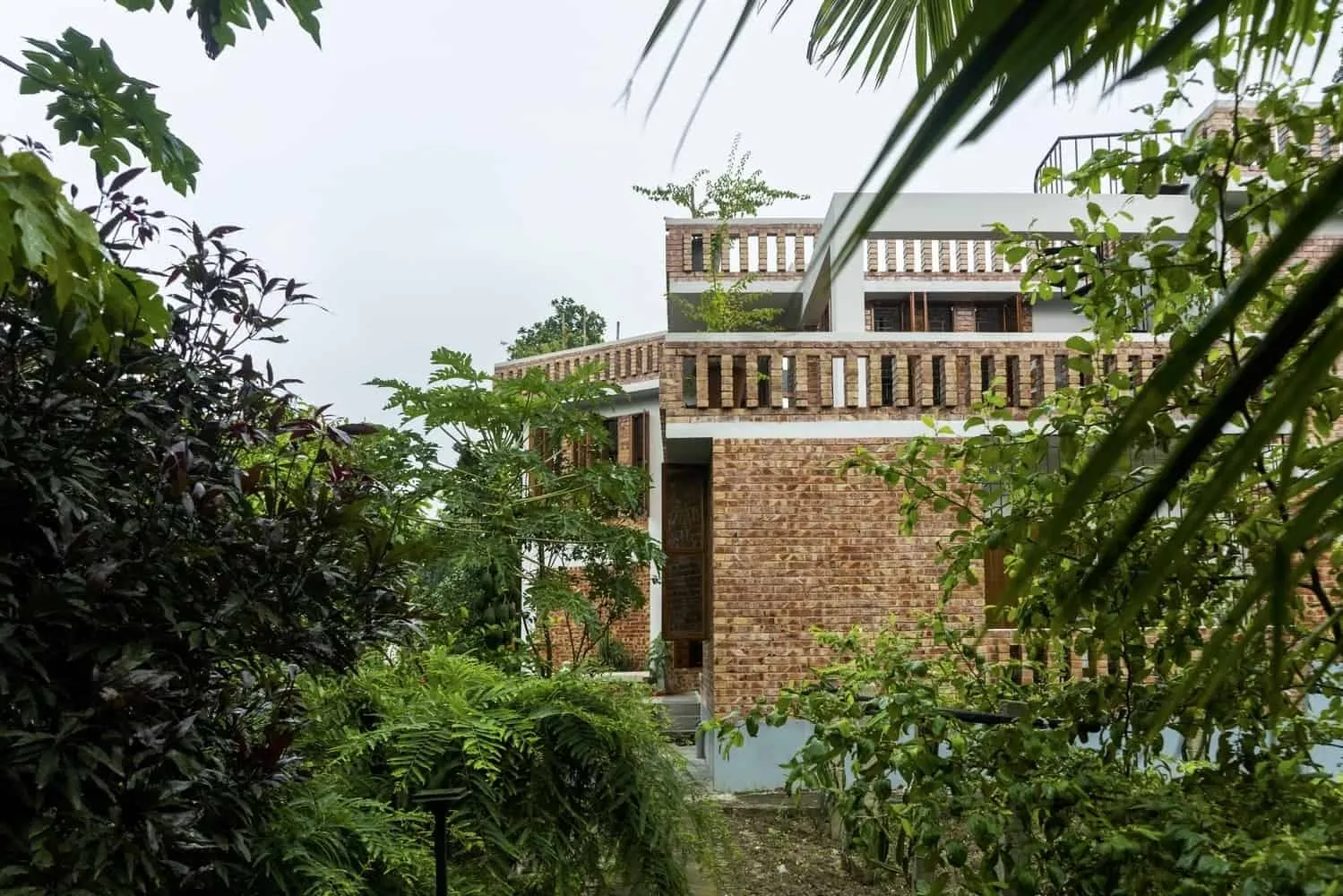 哈瓦拉达尔住宅的开放庭院，连接内部与外部的家庭空间。