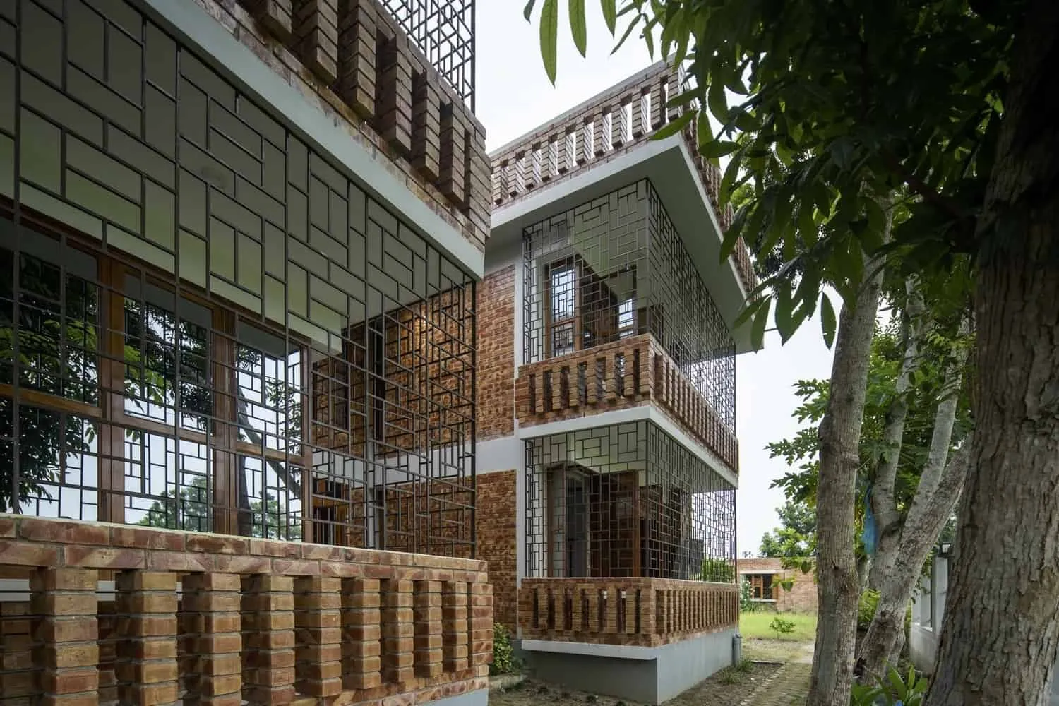 通往哈瓦拉达尔住宅主入口的花园小径，被绿色植被环绕。