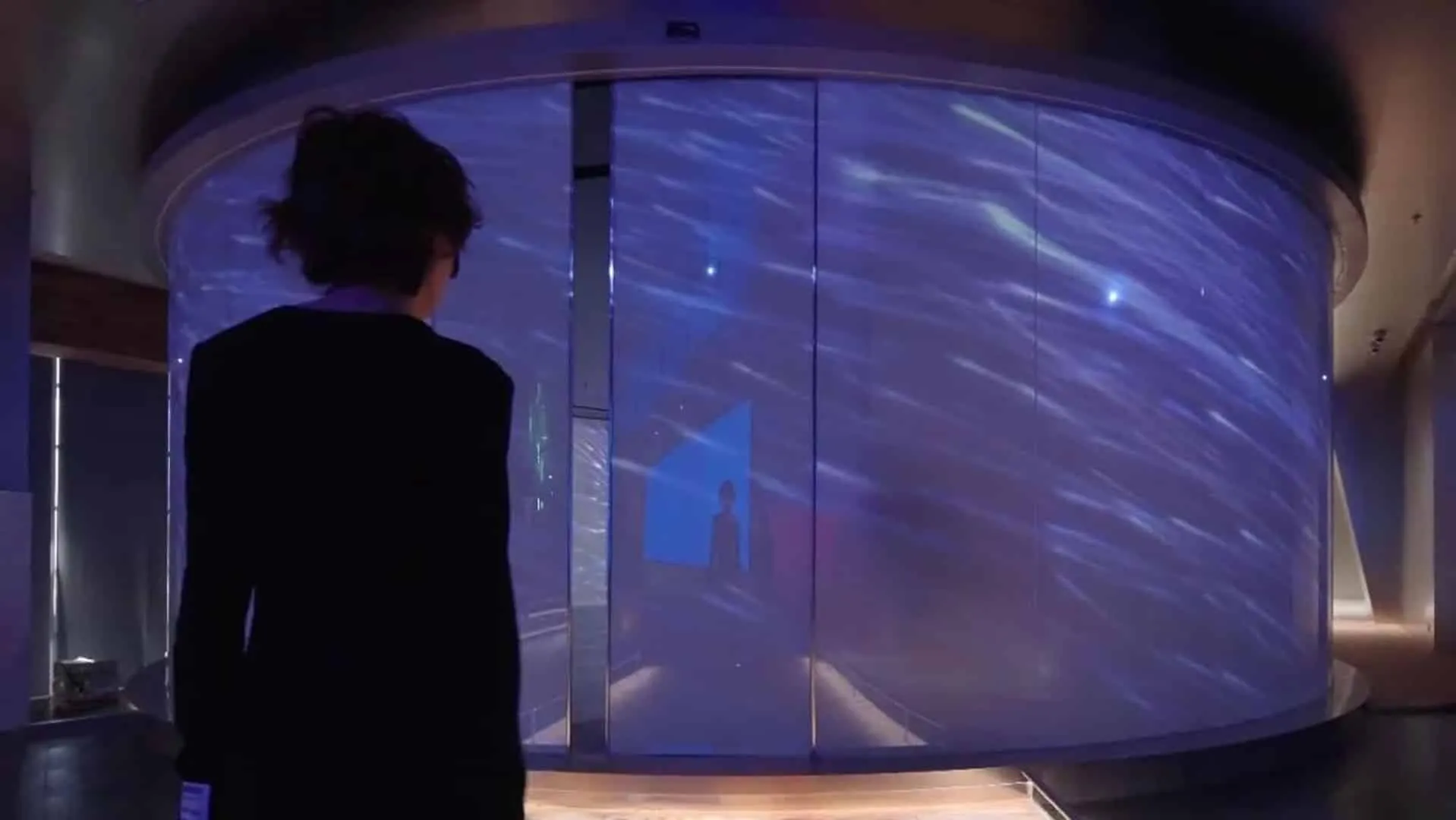 高光镜面画廊，展示前沿技术与概念