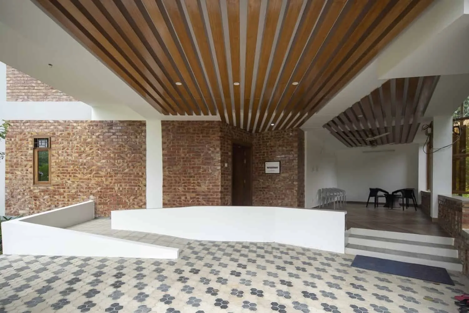 黄昏时分，哈瓦拉达尔住宅内外空间温暖照明的景象。