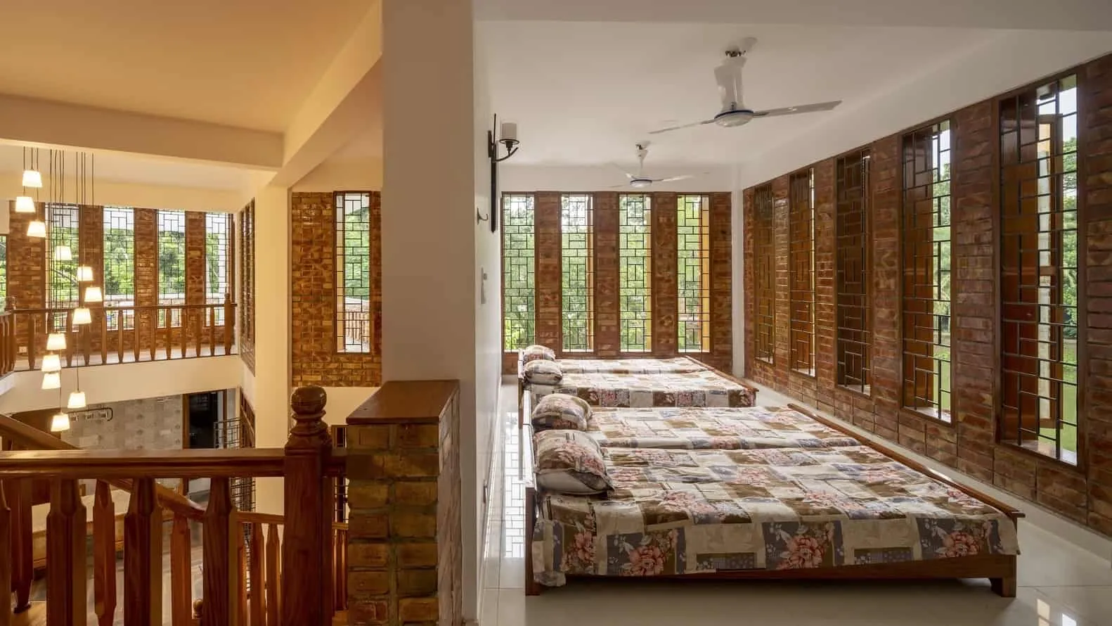 Отражение дома в пруду во время сумерек, соединяющее архитектуру и природу.