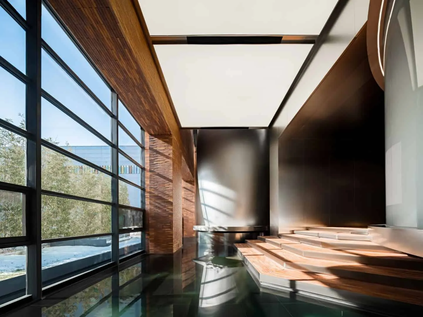 镜面材料覆盖的弯曲走廊，通向主题区域