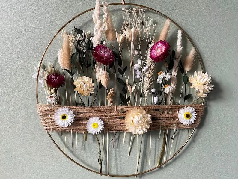 8. Anillo boho dorado con flores secas