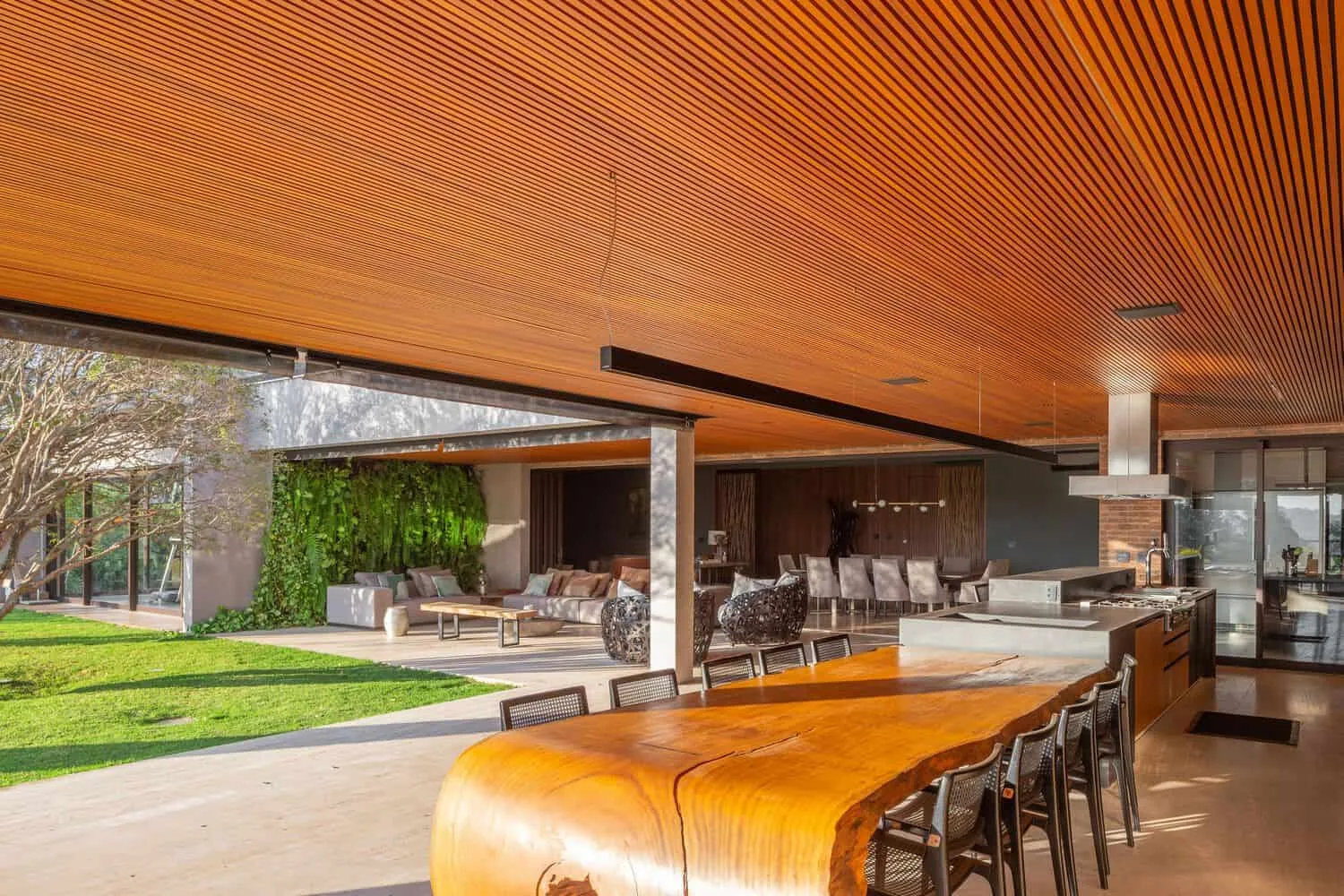 布朗宁斯之家由帕布洛·兰萨建筑事务所设计——户外木质餐桌用餐区，伊图