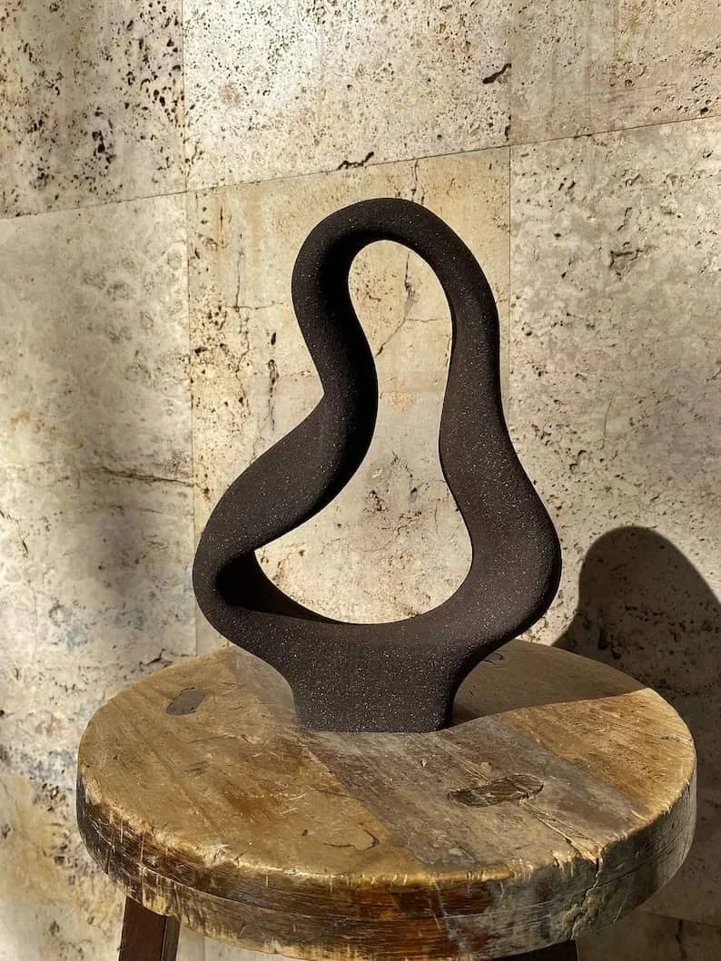 10. Escultura cerámica abstracta negra