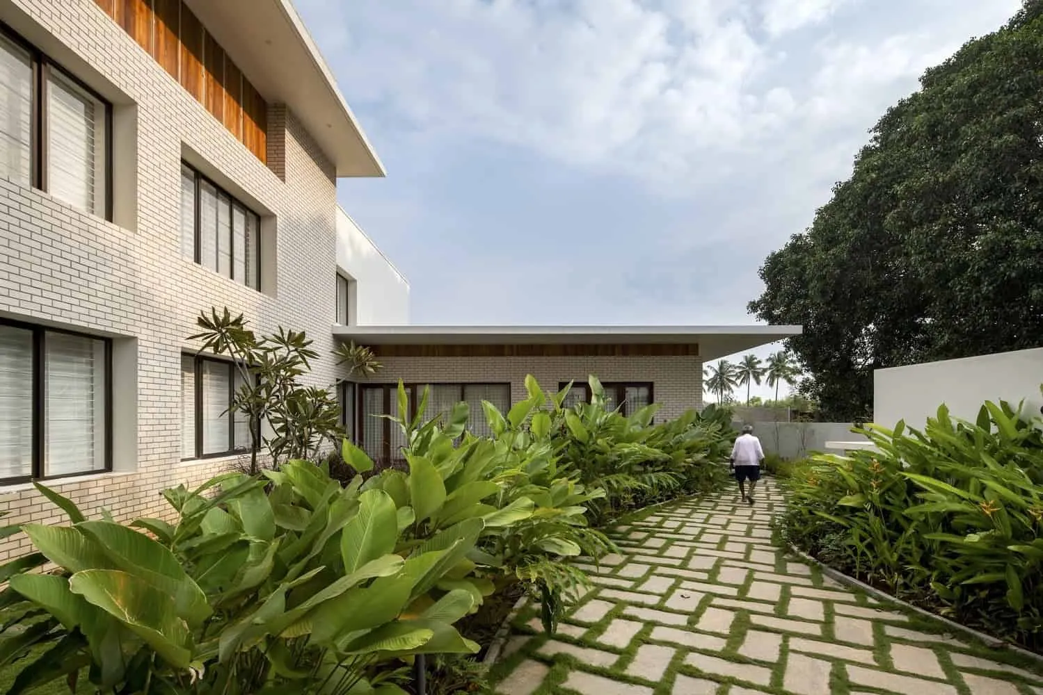 Modern Rural House by Sudaiva Studio: A Countryside Retreat Combining Traditions and Modernity