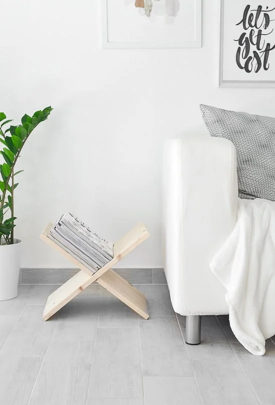 Soporte para revistas hecho de madera