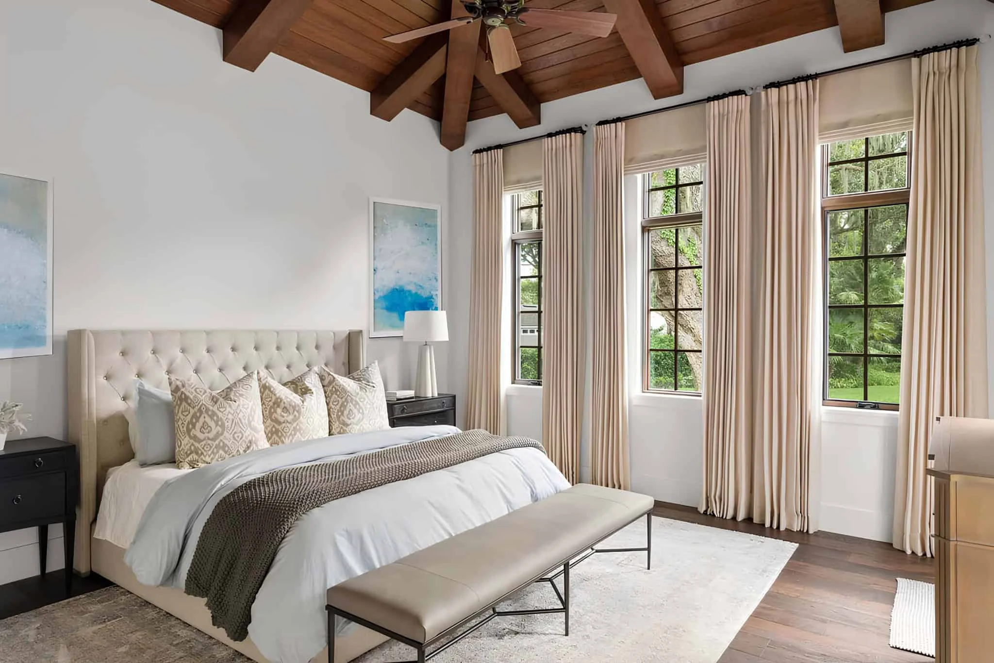 Dormitorio con espacio interior y exterior, techo de madera y acceso a la piscina.