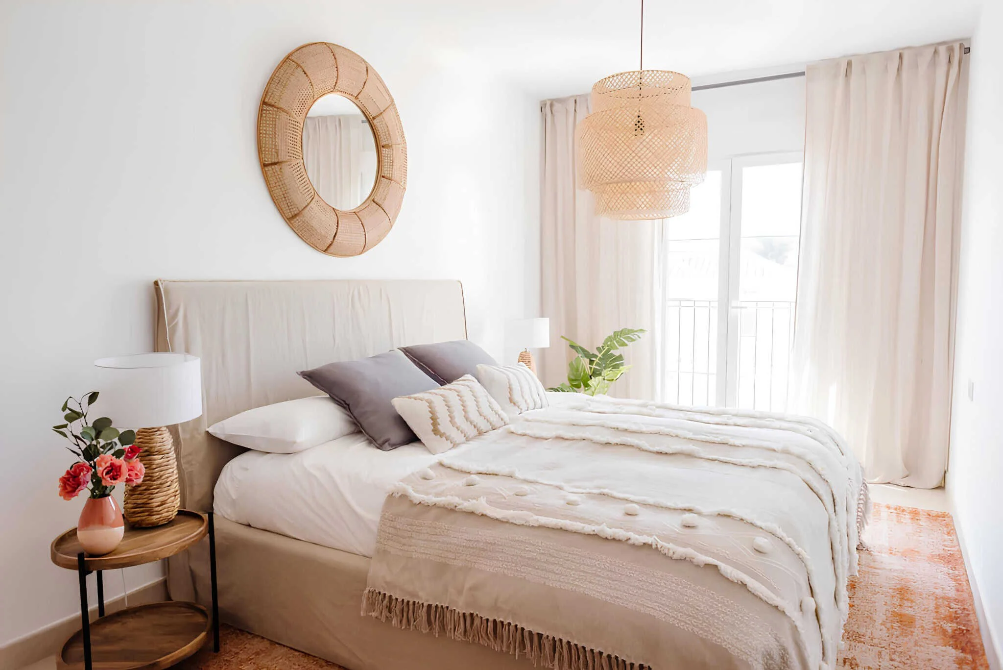 Dormitorio mediterráneo boho con decoración de rattan y tonos pastel suaves.