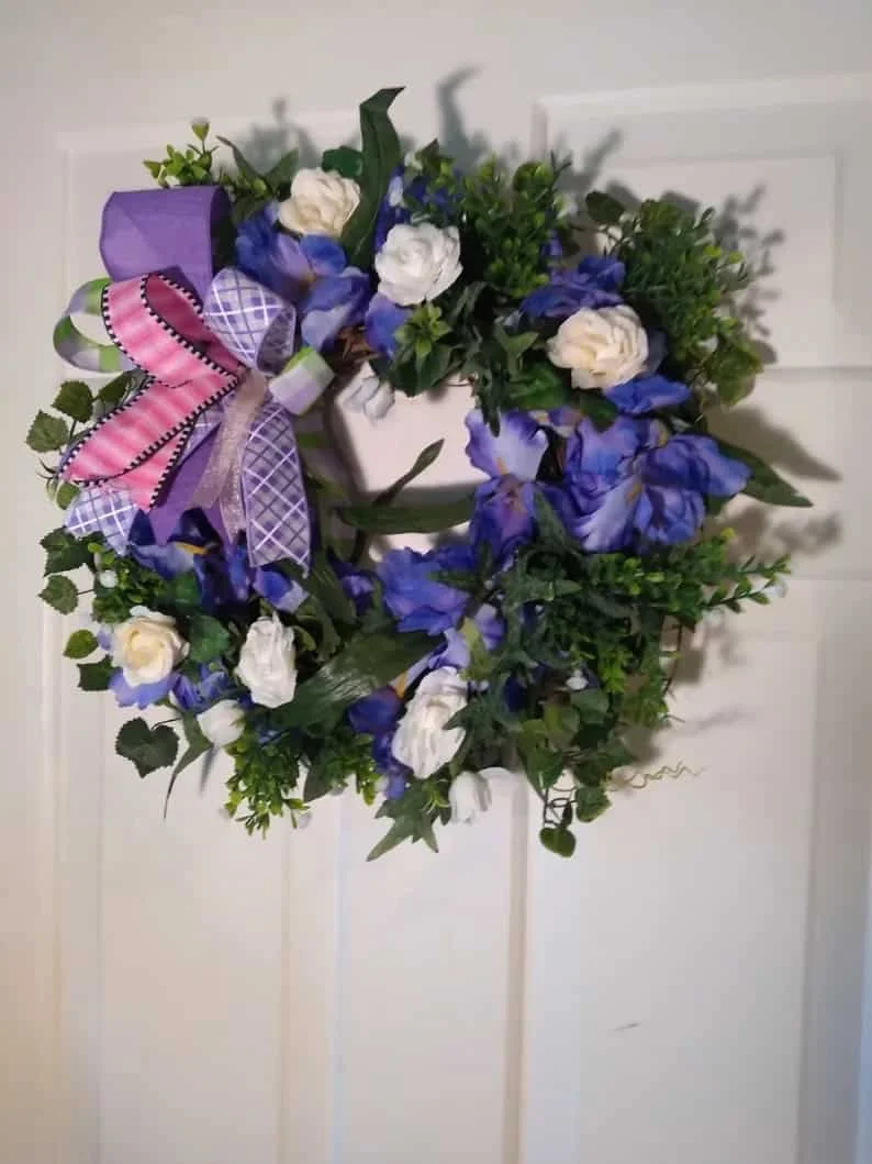 Guirnalda de iris y rosas