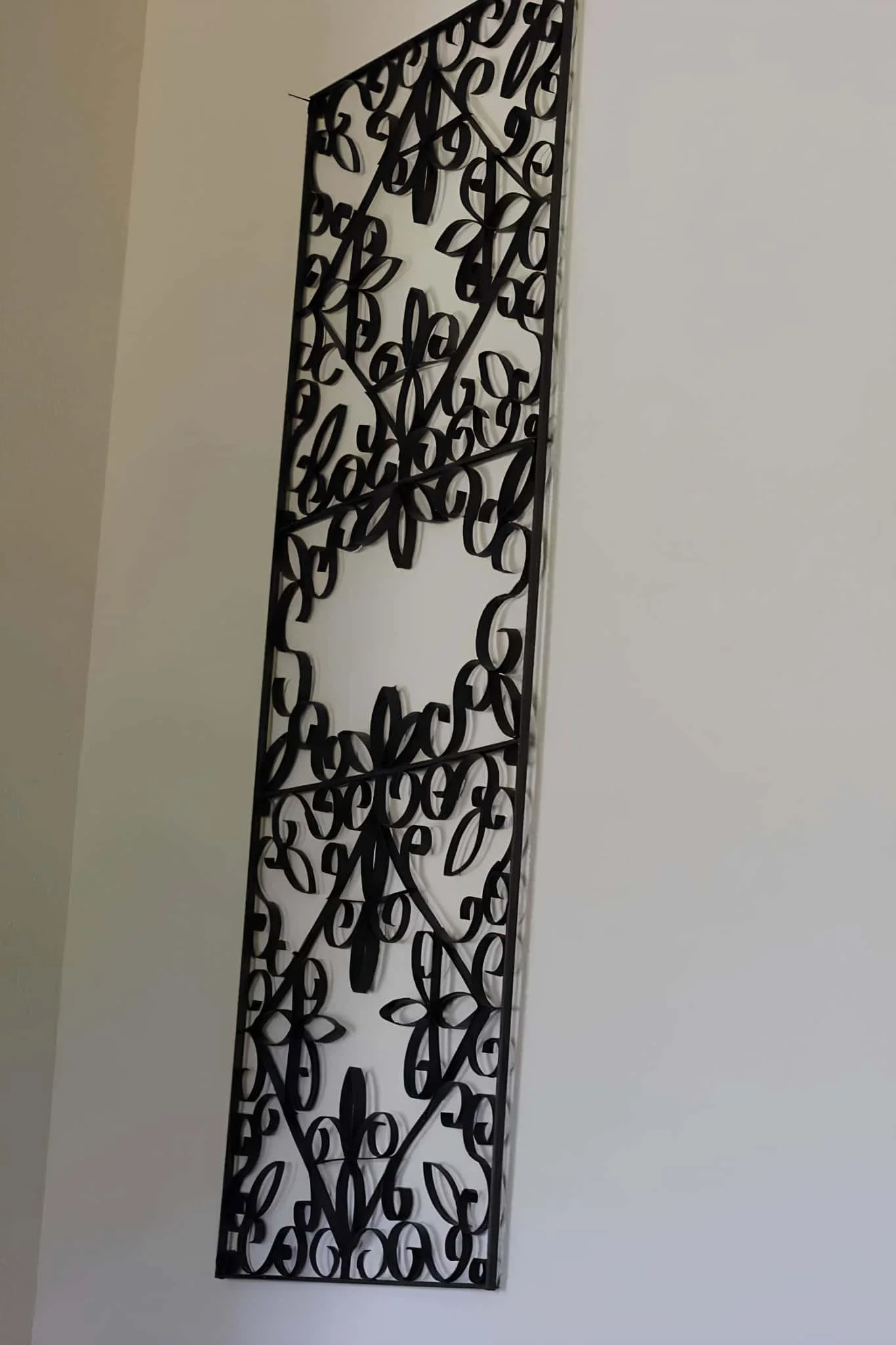 黑色金属图案墙面增添装饰优雅感