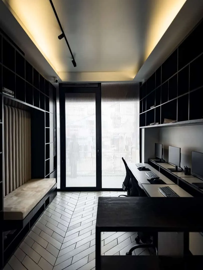 最大化影响力：7ARC设计工作室300平方英尺空间，融合功能与美学