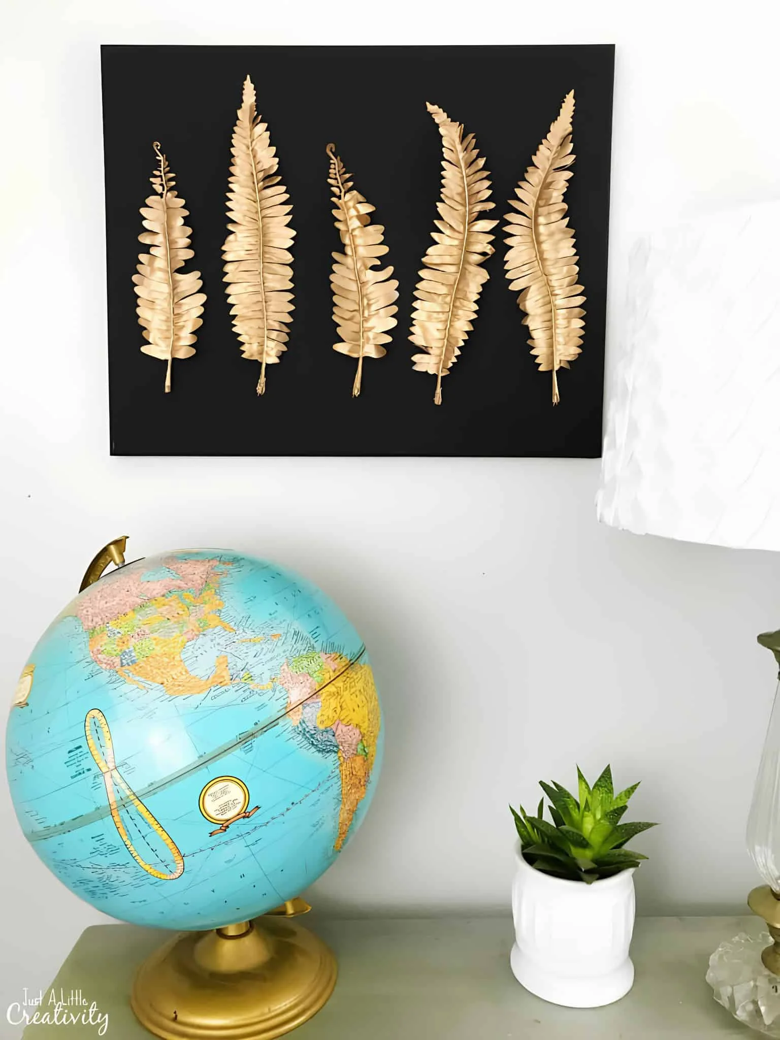 黑色背景上的金色叶片墙面