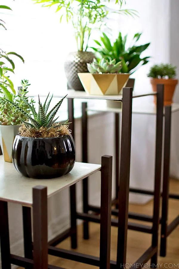 10. Pedestal moderno para plantas