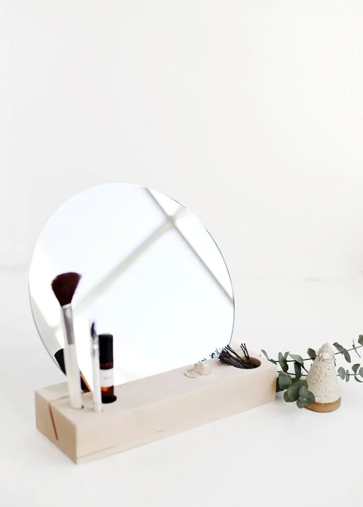 15. Gabinete de belleza de madera