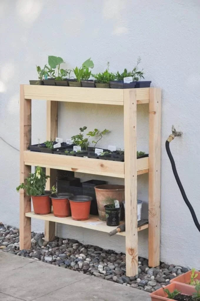 6. Estante para plantas al aire libre