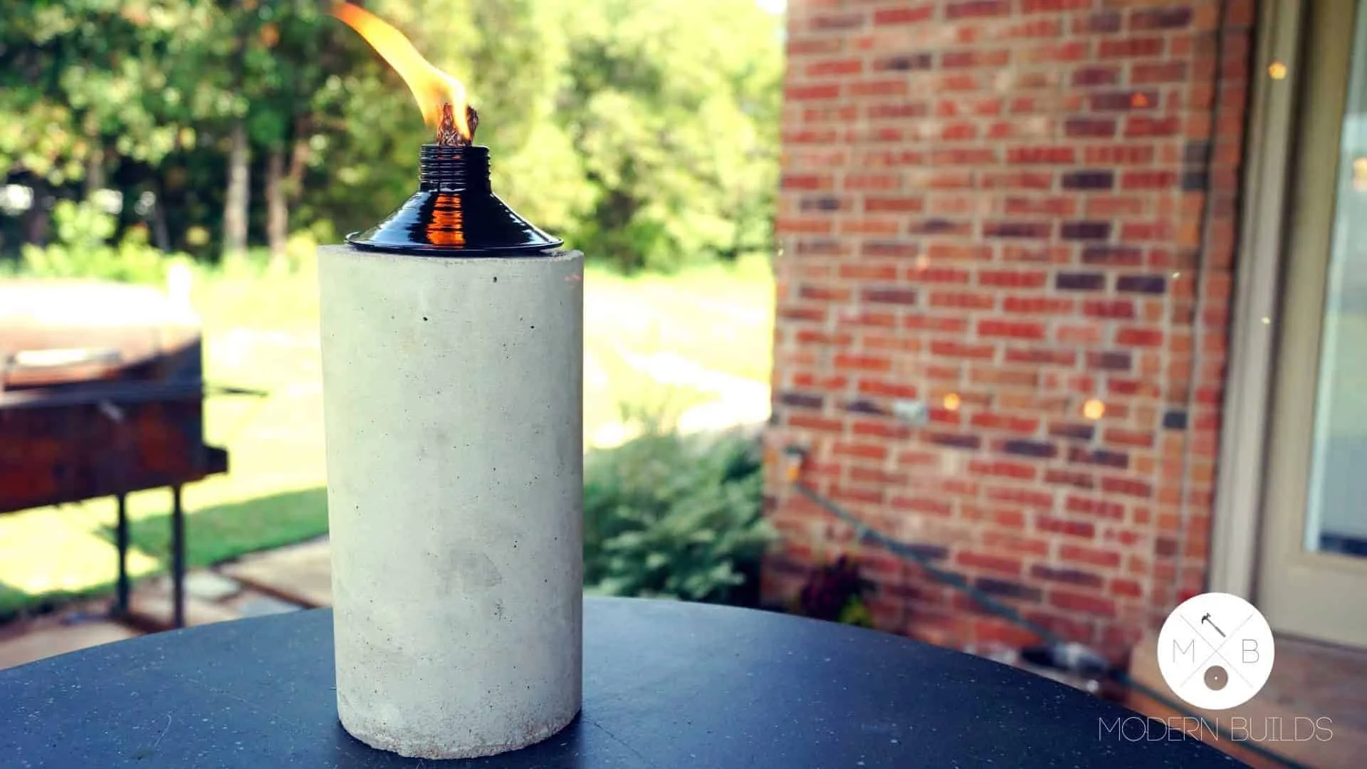 6. Farola tiki al aire libre de concreto sobre mesa
