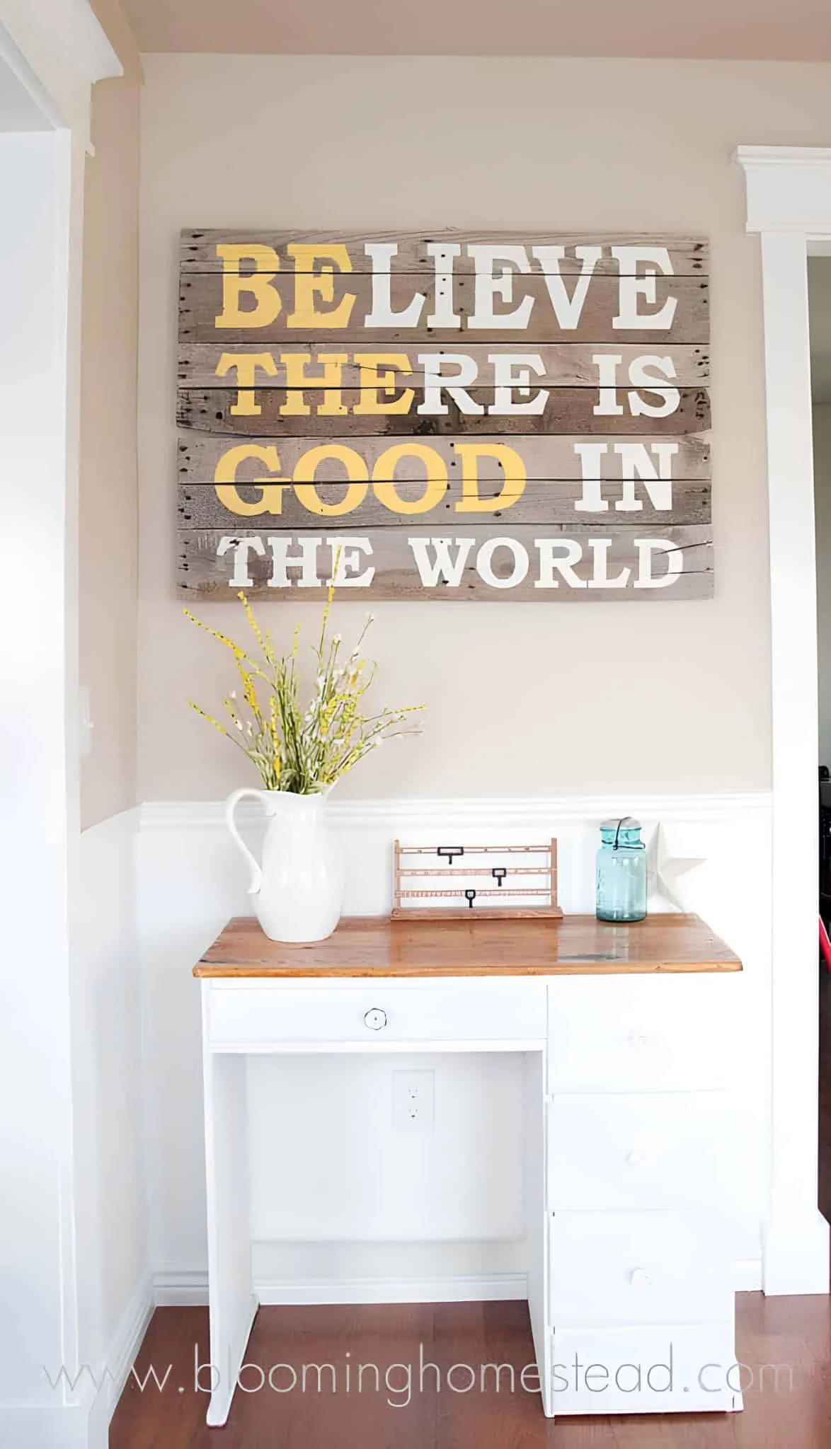 涂上鲜艳颜料的手工木箭头，固定在复古木板上