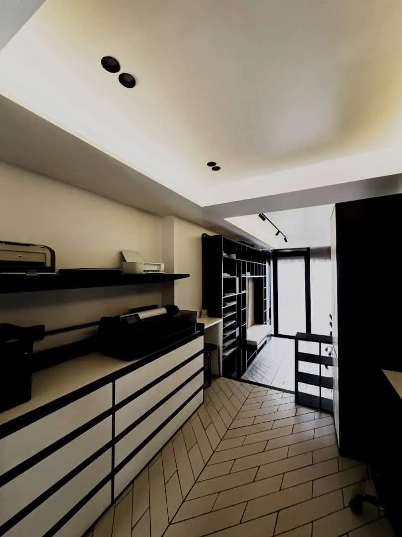 最大化影响力：7ARC设计工作室300平方英尺空间，融合功能与美学