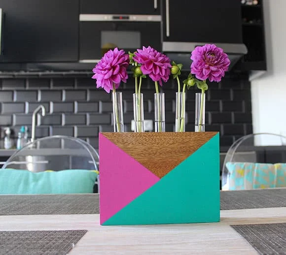 Florero con bloques de colores