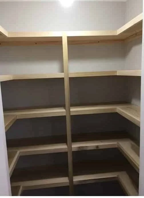 2. Estanterías DIY de fresno para despensa