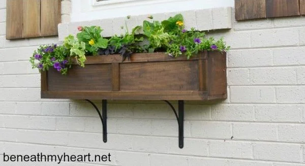6. Caja de ventana DIY de haya con soportes negros