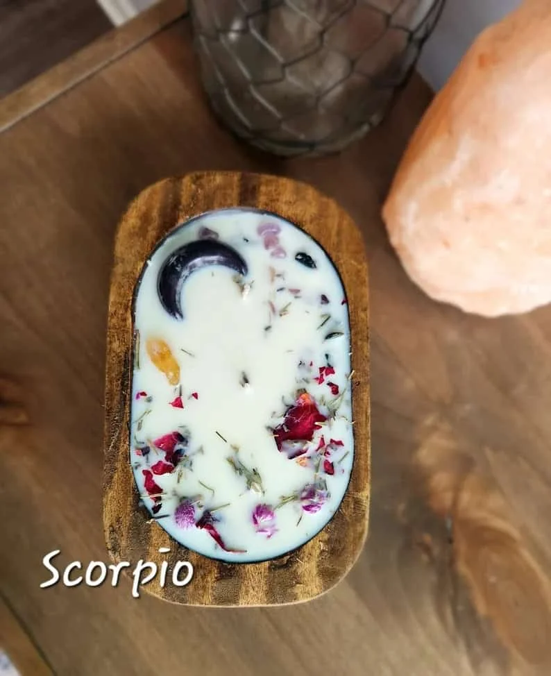 15. Vela de madera con zodiaco estilo rural