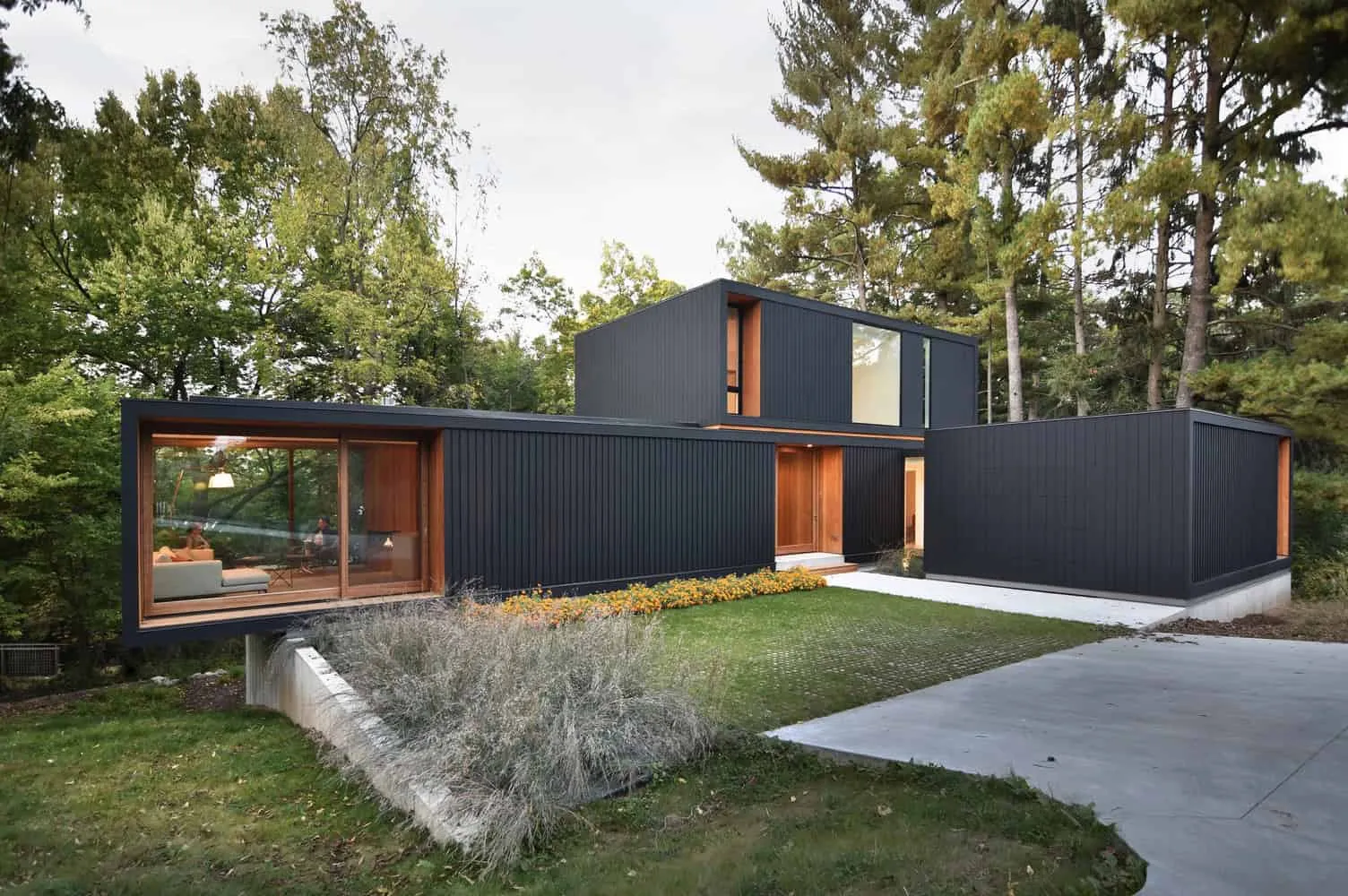 House by the Spring Shore by Johnsen Schmaling Architects: Minimalism in Madison