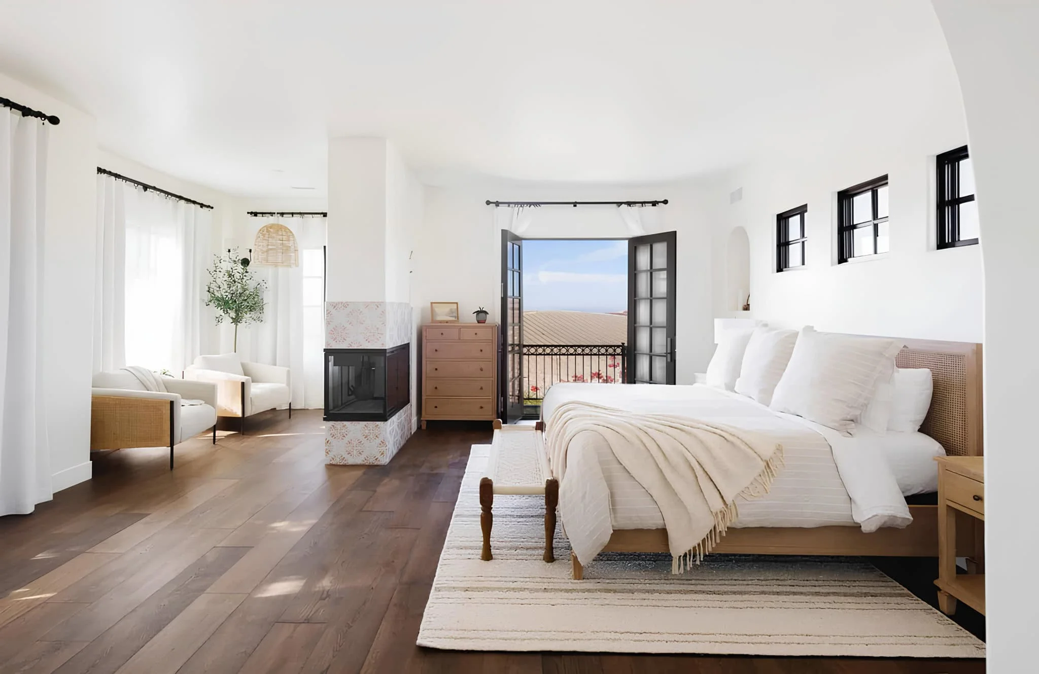 Dormitorio mediterráneo rústico con vigas expuestas y líneas limpias de diseño.