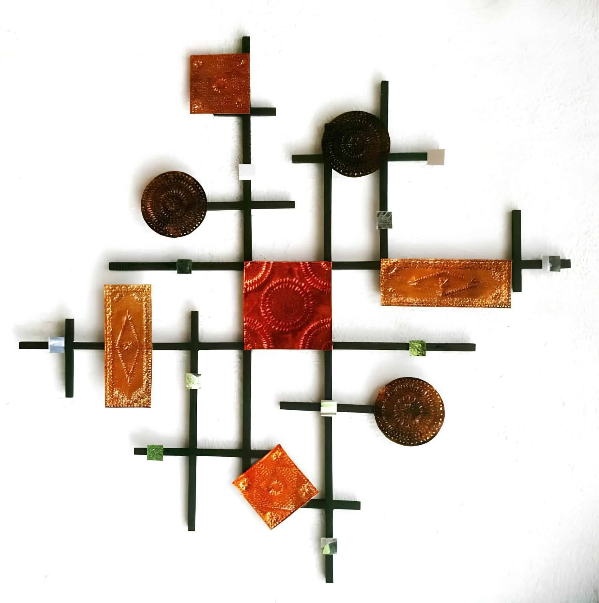 带有金属和木元素的抽象DIY墙面