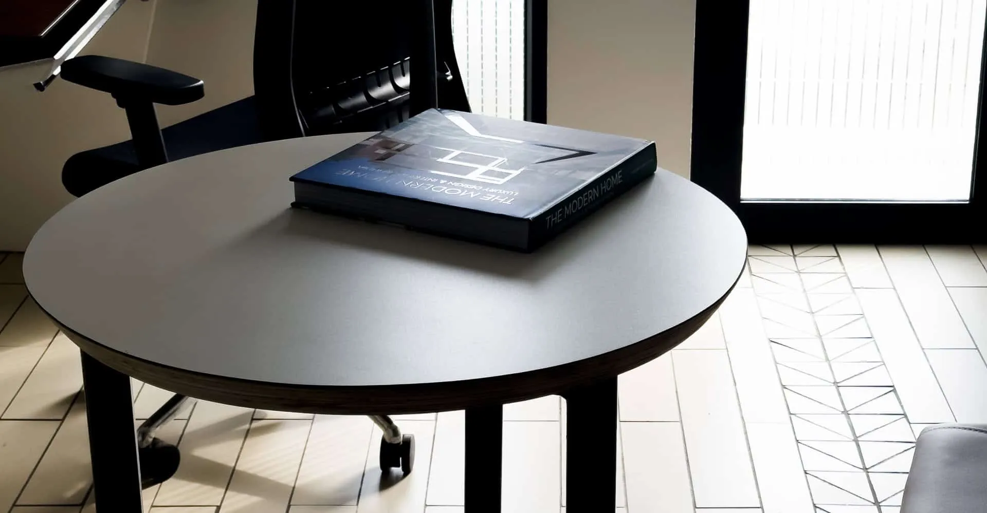 最大化影响力：7ARC设计工作室300平方英尺空间，融合功能与美学