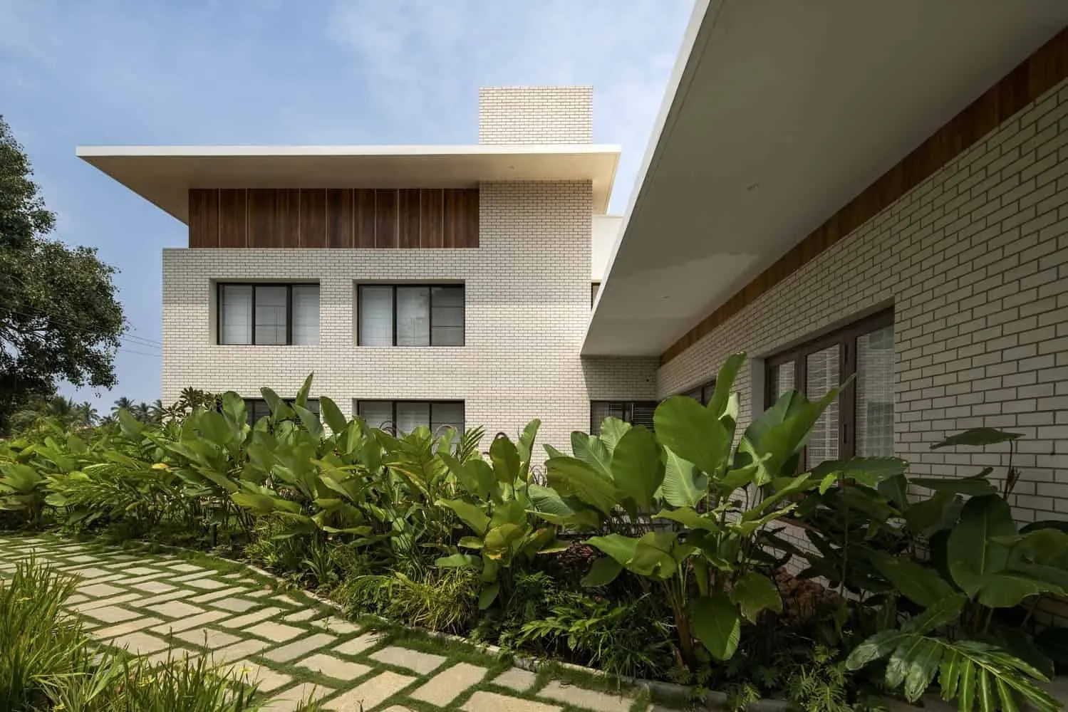 Modern Rural House by Sudaiva Studio: A Countryside Retreat Combining Traditions and Modernity