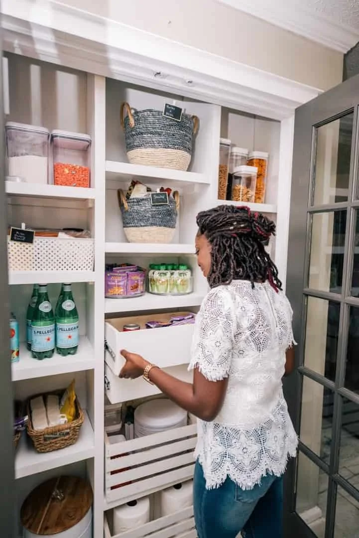 12. Estanterías cúbicas personalizadas para despensa