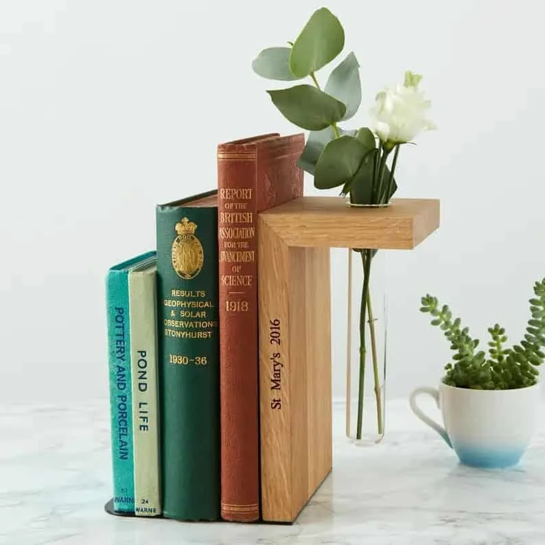 11. Soportes de madera para libros personalizados