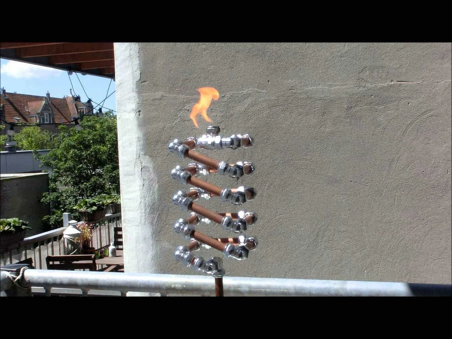 4. Farol de cobre en forma de 'Slinky'