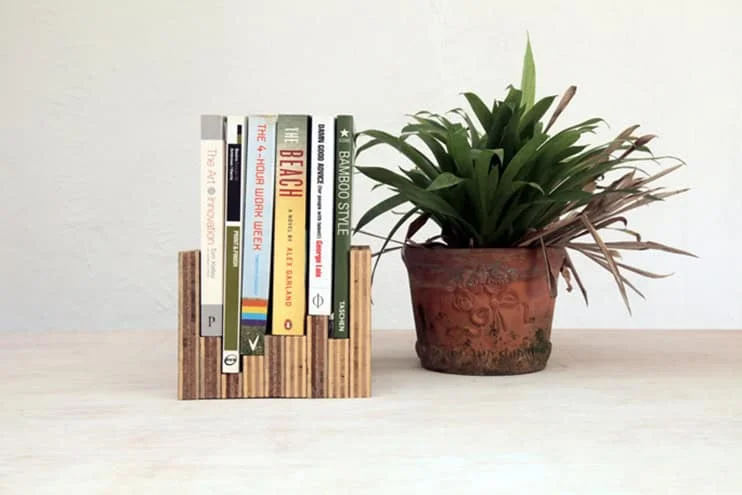 9. Soporte para libros DIY