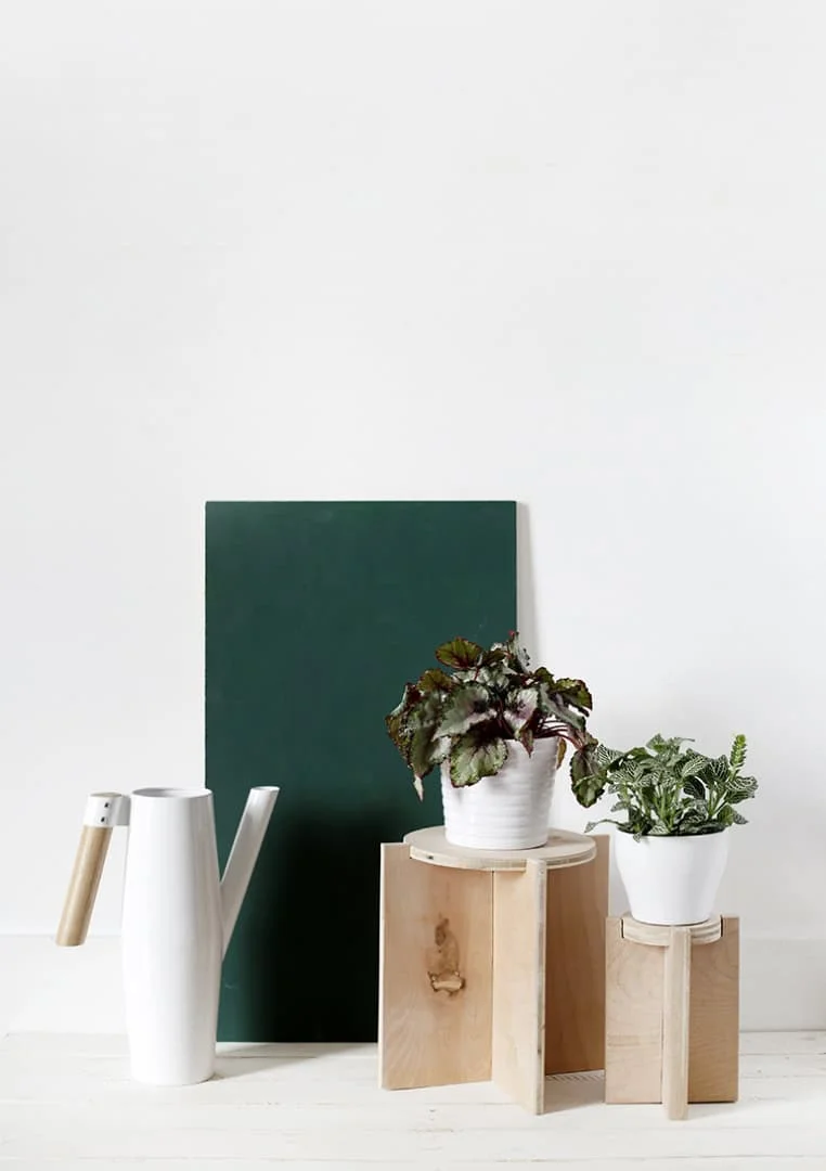 8. Pedestal de madera para plantas