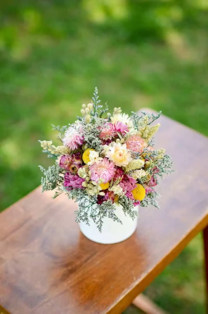 3. Composición floral de primavera con flores silvestres