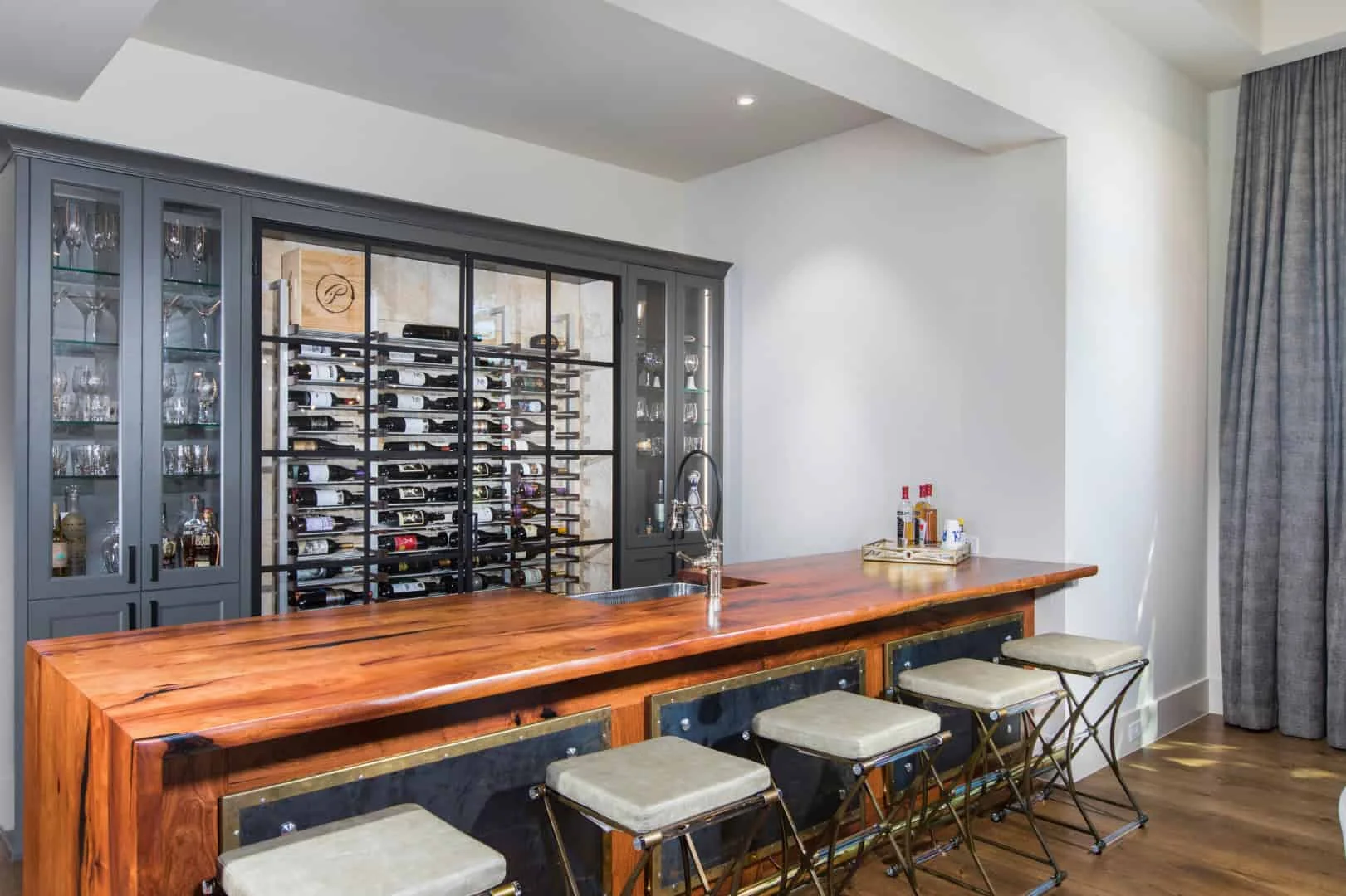 4. Bar decorativo independiente, Austin