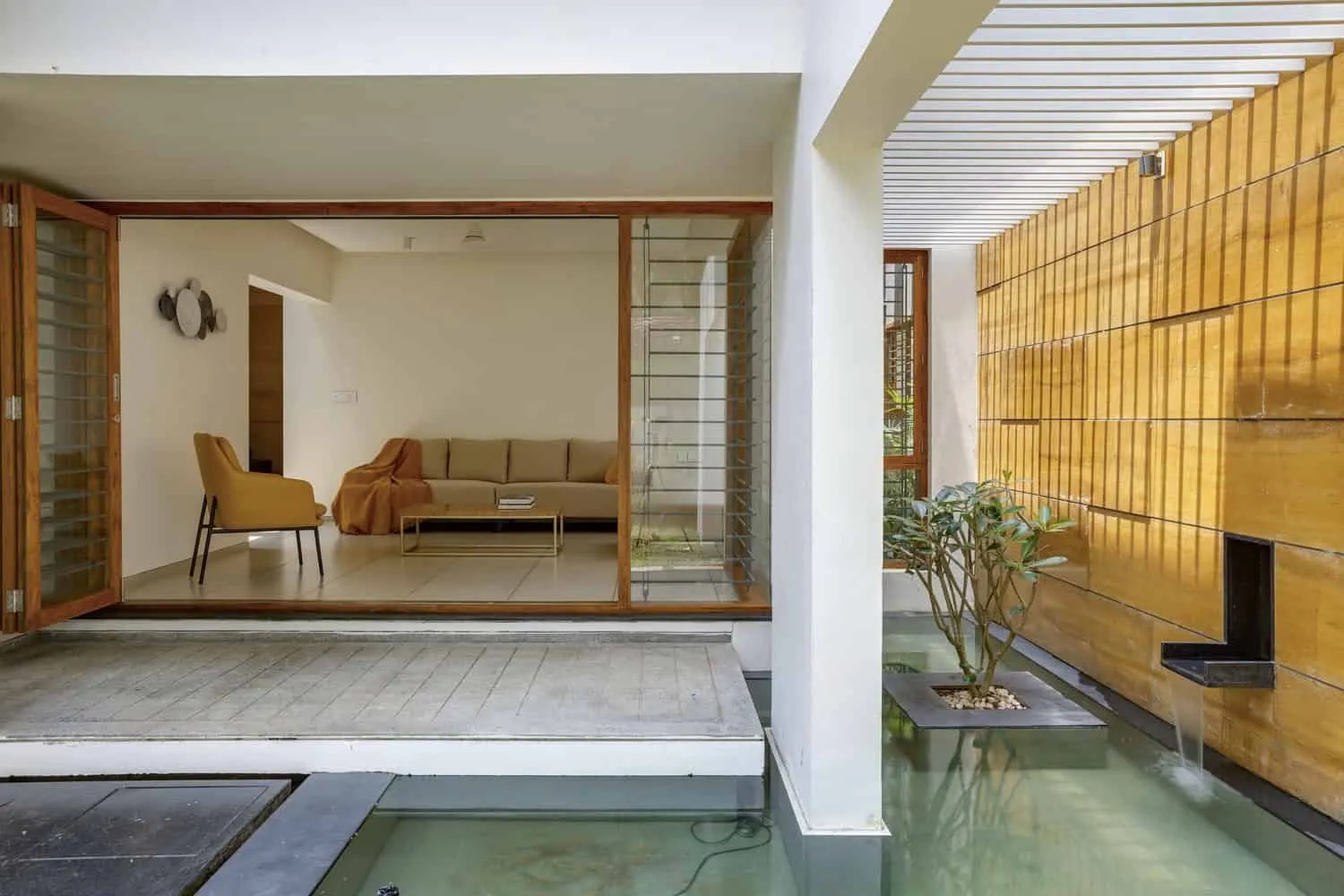 特里苏尔浮动折叠住宅——现代喀拉拉风格房屋