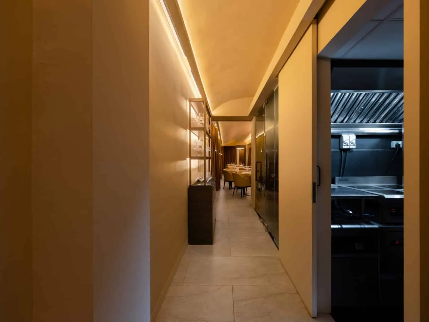 Renovierung des Restaurants Lerouy in Singapur von Studio Hot Design Folks