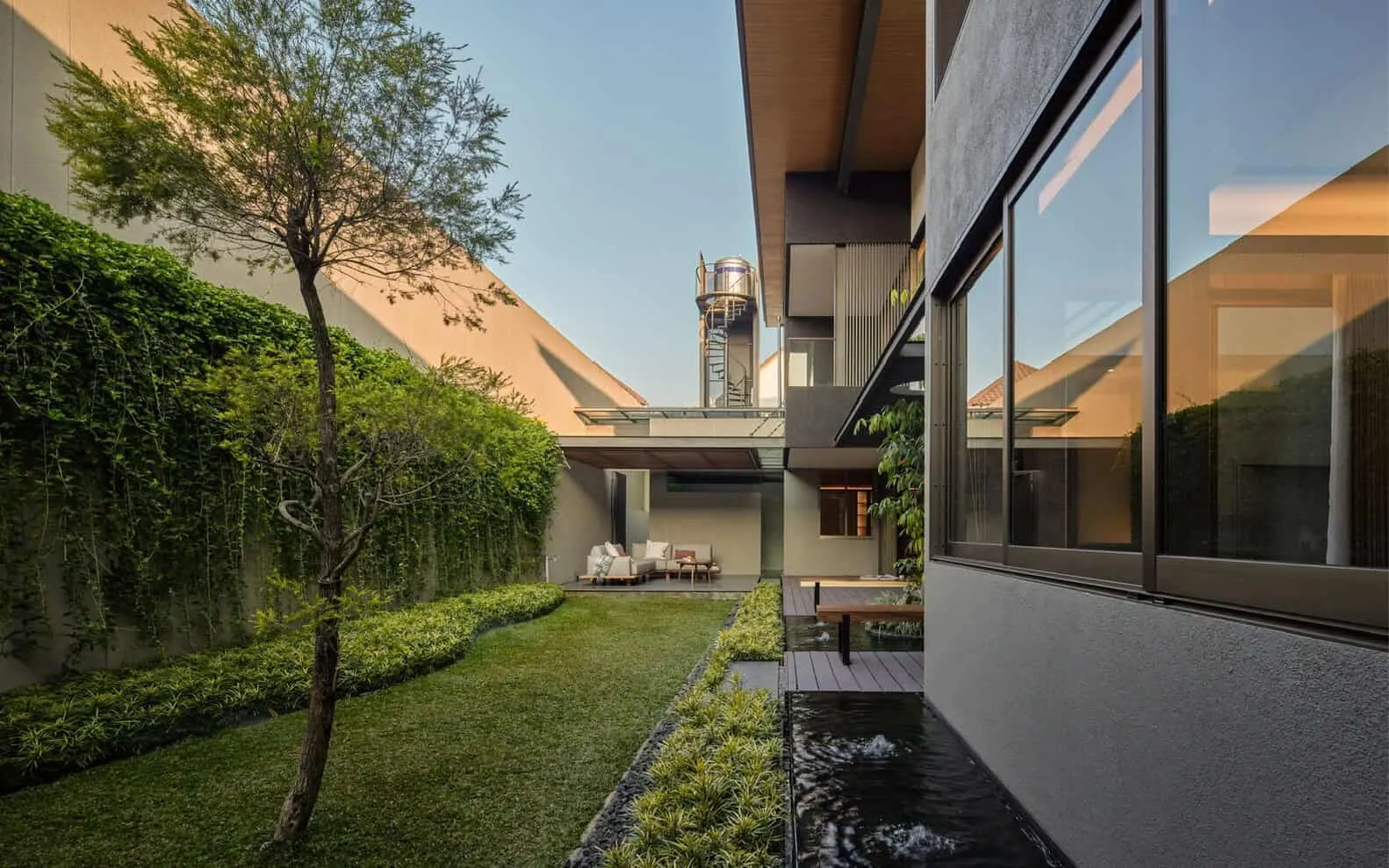 Patio Livity 大宅：56米面宽的可持续安全居住示范