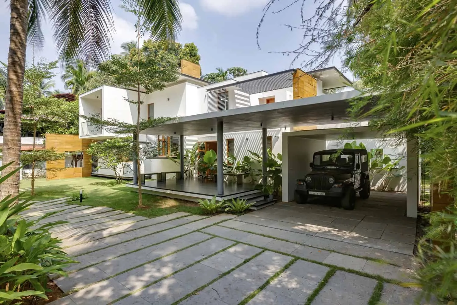 特里苏尔浮动折叠住宅——现代喀拉拉风格房屋