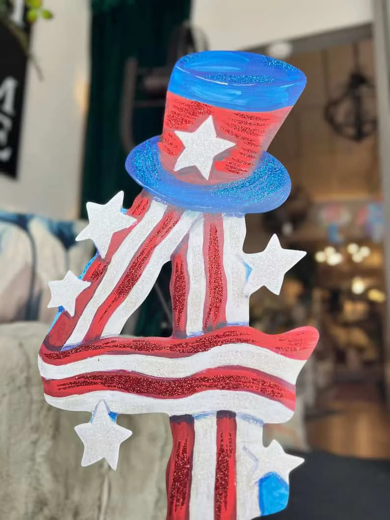 12. Soporte metálico con texto del 4 de julio